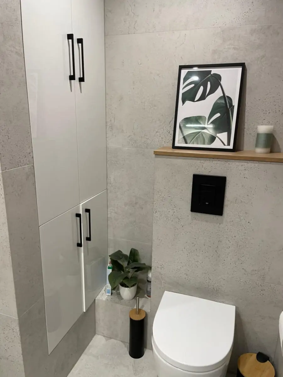 Jasna zabudowa i strefa WC w gotowej łazience